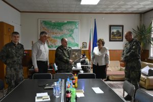 sreshta voenni 905231 2 Кметът на Община Ловеч Корнелия Маринова  връчи на началника на Военно формирование 24480 майор Дончо Игнатов Знака на кмета и икона на Свети Георги
