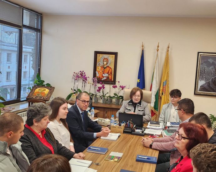 troyan mlad kmet 905231 5 Проведе се инициативата „Млад кмет за един ден“ в Община Троян. Тя е посветена на Деня на младежкото самоуправление и Деня на Европа - 9 май.