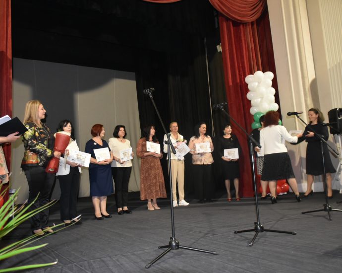 uchiteli nagradi 2305231 3 На тържествена церемония в Ловеч бяха отличени директори, учители и ученици с принос за образователната дейност
