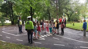 deca bezopasnost 1506231 5 Открит урок по пътна безопасност проведоха БМЧК и служители на МВР-Троян на интерактивното пространство