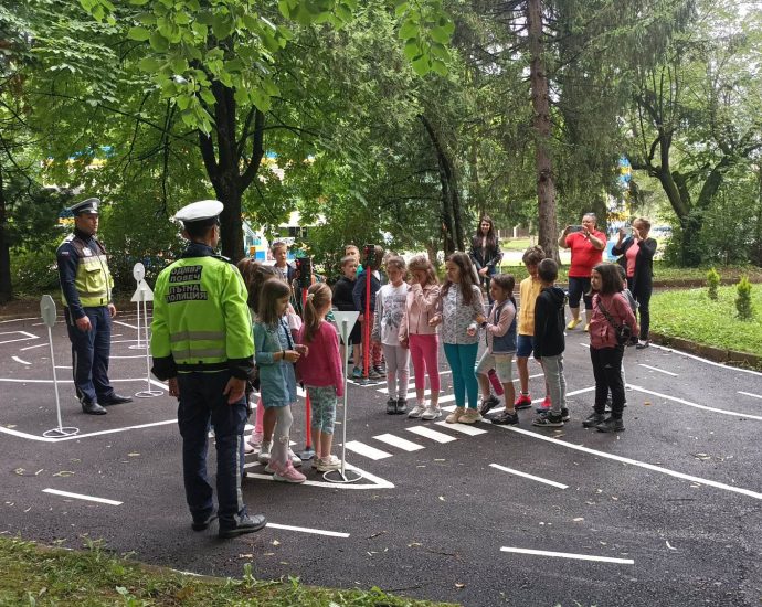 deca bezopasnost 1506231 5 Открит урок по пътна безопасност проведоха БМЧК и служители на МВР-Троян на интерактивното пространство