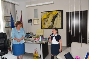deca kmet 106231 2 По повод Първи юни деца от Частното начално училище "Свети Седмочисленици" в Ловеч бяха приети от кмета на общината Корнелия Маринова