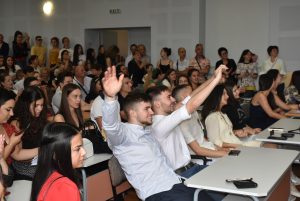 ezikova diplomi 1506231 11 154 ученици на ловешката Езикова получиха своите дипломи. Отличните са 23, първенец на випуска е Пейчо Добромиров Пейчевски от 12 Б клас с отличен успех 6.00