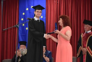 ezikova diplomi 1506231 7 154 ученици на ловешката Езикова получиха своите дипломи. Отличните са 23, първенец на випуска е Пейчо Добромиров Пейчевски от 12 Б клас с отличен успех 6.00