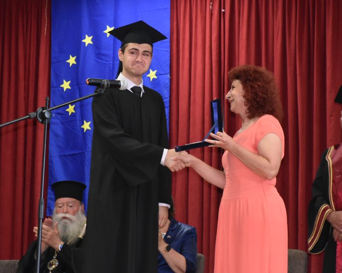 ezikova diplomi 1506231 7 154 ученици на ловешката Езикова получиха своите дипломи. Отличните са 23, първенец на випуска е Пейчо Добромиров Пейчевски от 12 Б клас с отличен успех 6.00