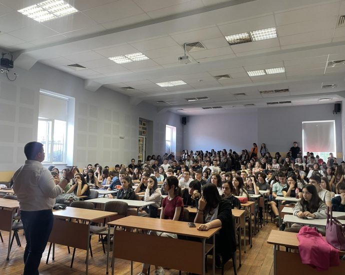 ezikova prokuror 2906231 3 Прокурор Николай Буровски представи пред ученици на Езиковата темата „Случаи от практиката на прокурора“