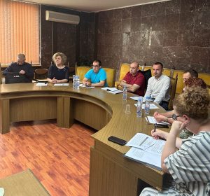 komisia bezopasnost 2806231 1 Областната комисия по безопасност на движението обсъди мерки за подобряване на пътната инфраструктура