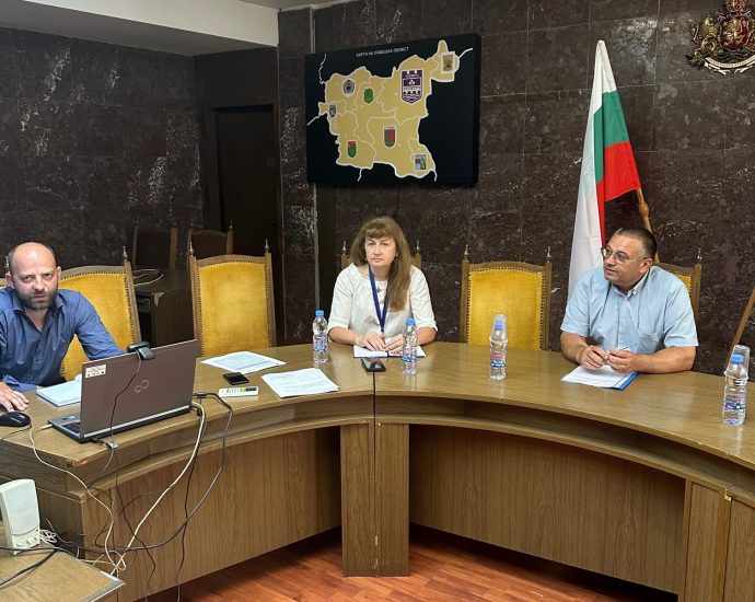 komisia bezopasnost 2806231 2 Областната комисия по безопасност на движението обсъди мерки за подобряване на пътната инфраструктура