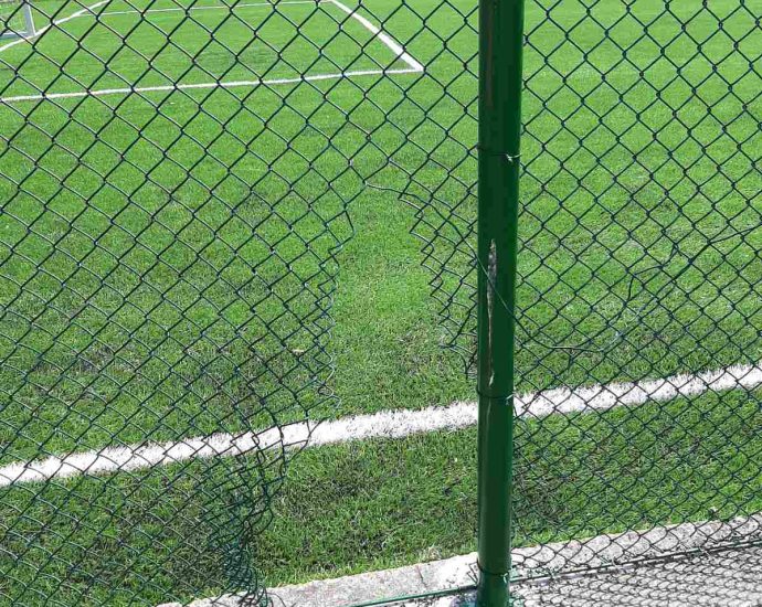 mreja 2006231 Деца са разрязали мрежата на оградата на новопостроеното игрище за минифутбол в двора на ОУ „Христо Никифоров“ в Ловеч