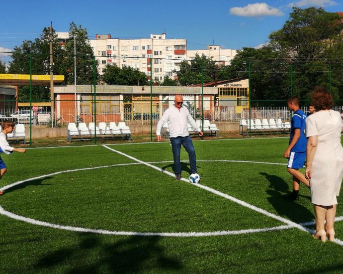 nikiforov igrishte 2906231 3 Тържествено беше прерязана лентата на новото игрище за мини футбол в двора на ОУ „Христо Никифоров“