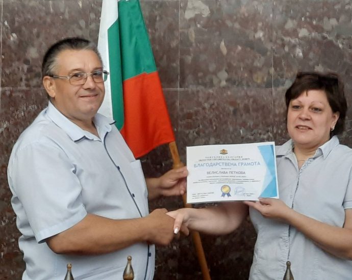 ou petkova 2306231 Велислава Петкова от областната администрация с отличие по случай Деня на държавния служител
