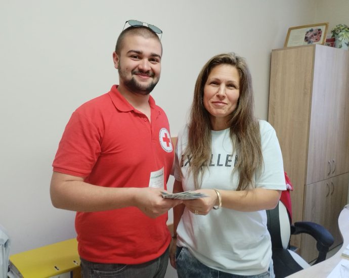 plamen darenie 2906231 Доброволец дари средства за фонд за деца с увреждания в БЧК-Ловеч