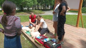 red cross 706231 2 ДОБРОВОЛЦИТЕ НА БЧК ЛОВЕЧ С ПОРЕДНО ОБУЧЕНИЕ ПО ПЪРВА ПОМОЩ НА ИНТЕРАКТИВНОТО ПРОСТРАНСТВО В ТРОЯН