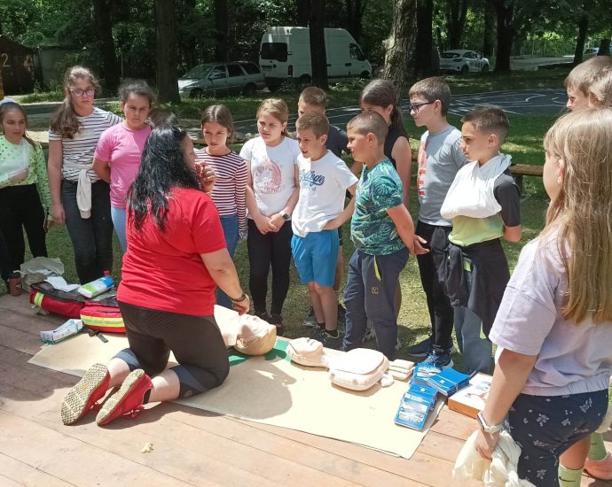 red cross 706231 4 ДОБРОВОЛЦИТЕ НА БЧК ЛОВЕЧ С ПОРЕДНО ОБУЧЕНИЕ ПО ПЪРВА ПОМОЩ НА ИНТЕРАКТИВНОТО ПРОСТРАНСТВО В ТРОЯН