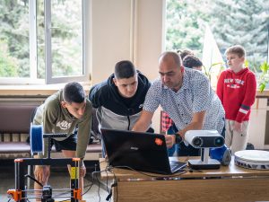 roboshow 1906231 5 Клуб „Роботика“ от занимания по интереси в СУ „Тодор Кирков“ в Ловеч, съвместно с Русенския университет,  организираха „Робошоу“ за учениците от всички класове