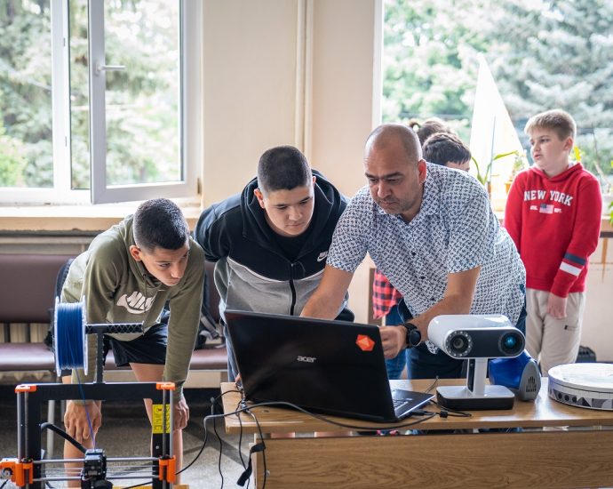 roboshow 1906231 5 Клуб „Роботика“ от занимания по интереси в СУ „Тодор Кирков“ в Ловеч, съвместно с Русенския университет,  организираха „Робошоу“ за учениците от всички класове