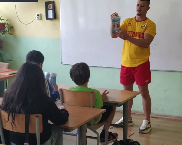 vodni spasiteli 606231 1 ДОБРОВОЛЦИ ОТ БЧК-ЛОВЕЧ ИЗНЕСОХА УРОК ПО ВОДНОСПАСИТЕЛЕН МИНИМУМ В ОУ „ДИМИТЪР ДИМОВ“