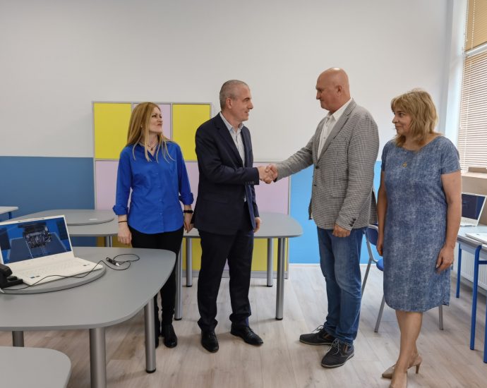 voss 1906231 5 С финансовата подкрепа на германската фондация „Ханс Херман Восс“ в ПГМЕТ и ППМГ е доставено оборудване за надграждането на високотехнологични кабинети (MINT и STEM)