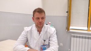 d r Hristov 2107231 Благодарение на развитието в дизайна на биологичните клапи и навлизането на миниинвазивната техника пациентите с аортната стеноза се възстановяват по-бързо