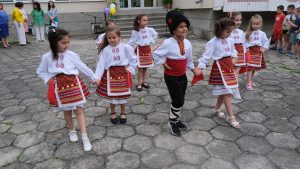 dg troyan 607231 1 С детски усмивки и добро настроение бе дадено началото на изпълнение на обект: „Детски площадки в ДГ „Мир“ - гр. Троян“