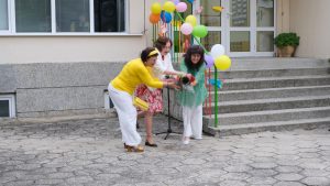 dg troyan 607231 2 С детски усмивки и добро настроение бе дадено началото на изпълнение на обект: „Детски площадки в ДГ „Мир“ - гр. Троян“