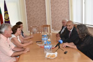 kmet palestina 2507231 3 Кметът на Община Ловеч Корнелия Маринова проведе неофициална среща с Адхам Зайналдин, временно управляващ посолството на Палестина в Р България
