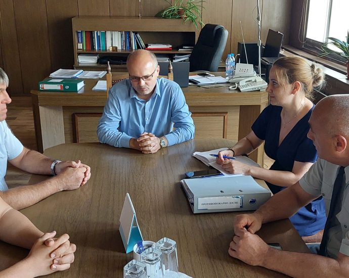 ou pojarna 2007231 Областният управител Виктор Стойчев се срещна с ръководството на Регионалната дирекция „Пожарна безопасност и защита на населението“ (РДПБЗН) – Ловеч