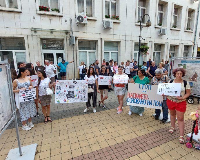 protest lovech nasilie 3107231 10 Протестът в Ловеч: Недопустимо е в днешно време да се случва това насилие! Нито една повече!