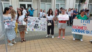 protest lovech nasilie 3107231 8 Протестът в Ловеч: Недопустимо е в днешно време да се случва това насилие! Нито една повече!