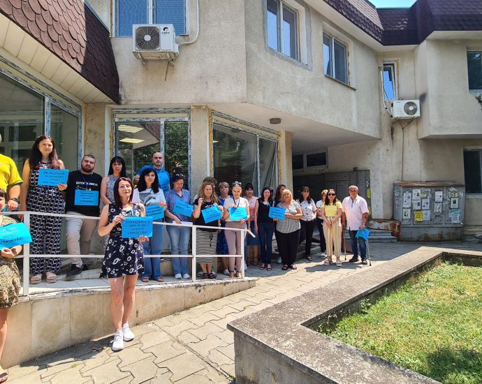 protestnoi lovech 1107231 В НОИ ЗАПОЧВАТ ПРОТЕСТНИ АКЦИИ В ЦЯЛАТА СТРАНА И ОБМИСЛЯТ ЕФЕКТИВНА СТАЧКА, АКО НЕ БЪДАТ ЧУТИ! НСИ, КЗП и КОМИСИЯ ПО ДОСИЕТАТА ЩЕ СЪЩО СА В ГОТОВНОСТ!