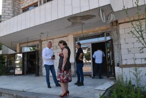 remont mladejki dom 407231 5 Кметът Корнелия Маринова  и заместник-кметовете Даниел Колев и Венцислав Христов инспектираха ремонта на бившия Младежки дом в Ловеч