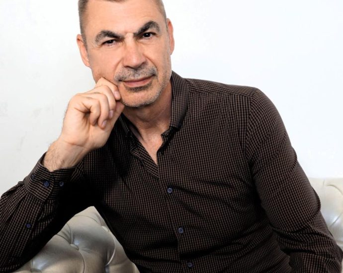savov 2107231 Разговор с Тошко Савов,  бизнес треньор и психолог, автор на книги за личностно развитие се организира в Клуба на дейците на културата в Ловеч