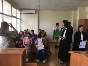 simulativen proces sad 1107231 3 Ученик „разведе“ десетокласници в симулиран съдебен процес. Проявата постави края на Образователната програма в Окръжен съд – Ловеч за учебната 2022/2023 г.