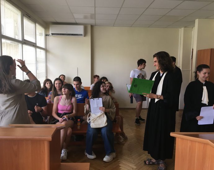 simulativen proces sad 1107231 3 Ученик „разведе“ десетокласници в симулиран съдебен процес. Проявата постави края на Образователната програма в Окръжен съд – Ловеч за учебната 2022/2023 г.
