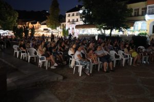 kino lovech 2308231 1 Българският филм „Завръщане – 2“ събра много ловчалии на площад "Тодор Кирков"