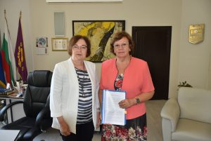 lovech troyan 2808231 2 Кметовете на Ловеч и Троян Корнелия Маринова и Донка Михайлова подписаха партньорско споразумение за устойчива екологосъобразна градска мобилност и свързаност на територията на двете общини