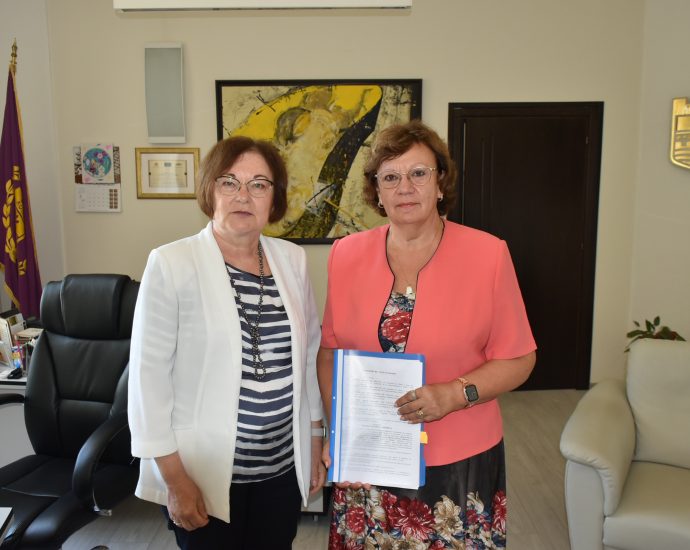lovech troyan 2808231 2 Кметовете на Ловеч и Троян Корнелия Маринова и Донка Михайлова подписаха партньорско споразумение за устойчива екологосъобразна градска мобилност и свързаност на територията на двете общини