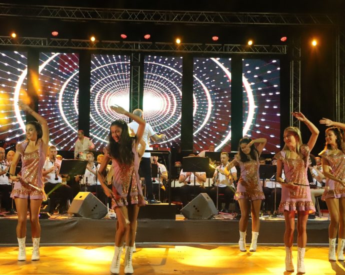 majoretki orkestar 2808231 3 Общинският духов оркестър на Ловеч и мажоретния състав впечатлиха публика и колеги в Синдос, Гърция, по време на 24-тия Международен фестивал на младежките оркестри