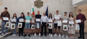 mladeji nagradi 1408231 15 ученици от област Ловеч бяха отличени от Областния управител по случай Международния ден на младежта