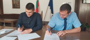 ousavet sreshta 3008231 1 Обществено-консултативният съвет по училищни политики подписа споразумение за партньорство с Националния ученически парламент