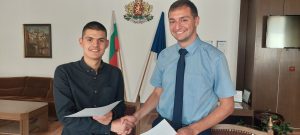 ousavet sreshta 3008231 2 Обществено-консултативният съвет по училищни политики подписа споразумение за партньорство с Националния ученически парламент