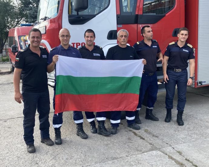 pojarnikari greece lovech 708231 Служителите на РД ПБЗН-Ловеч, които бяха част от Българският модул за наземно гасене на горски пожари се завърнаха в страната