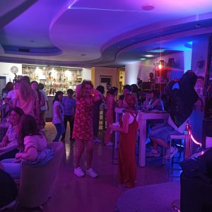 pri rosi 1408233 DJ ПАРТИ! САМО БЪЛГАРСКА МУЗИКА! Арт-Кафе-Книжарница "Случвам чудеса при Роси"