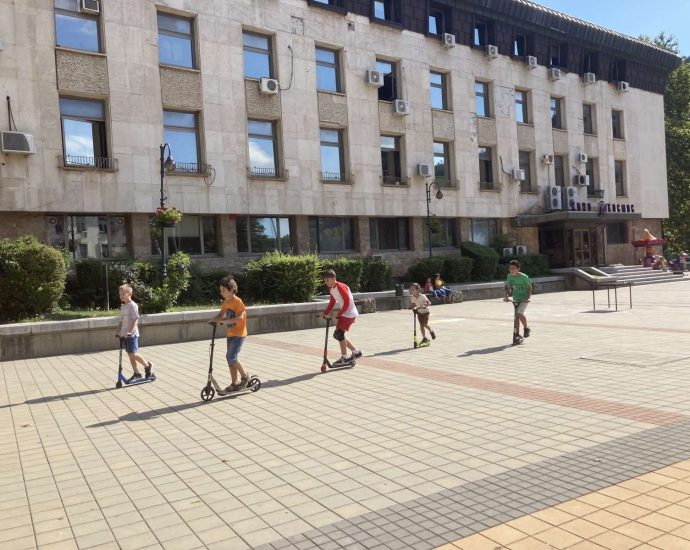 sastezanie trotinetki 1408231 4 По повод Деня на младежта в Ловеч се проведе състезание с велосипеди и тротинетки