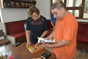 uchebnici religia 1708231 3 Икони от новия катедрален храм "Св. св. Кирил и Методий" в Ловеч вече са в учебниците по религия