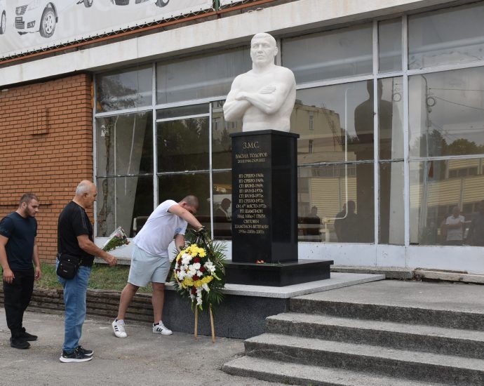 biust pametnik vasil 2609231 4 Бюст-паметник на забележителният спортист и треньор з.м.с. Васил Тодоров Лишев беше открит пред Спортната зала в Ловеч