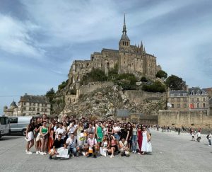 ezikova france 2509231 2 45 ученици, изучаващи френски като първи и втори чужд език, и 3 преподаватели от Профилирана езикова гимназия „Екзарх Йосиф I“