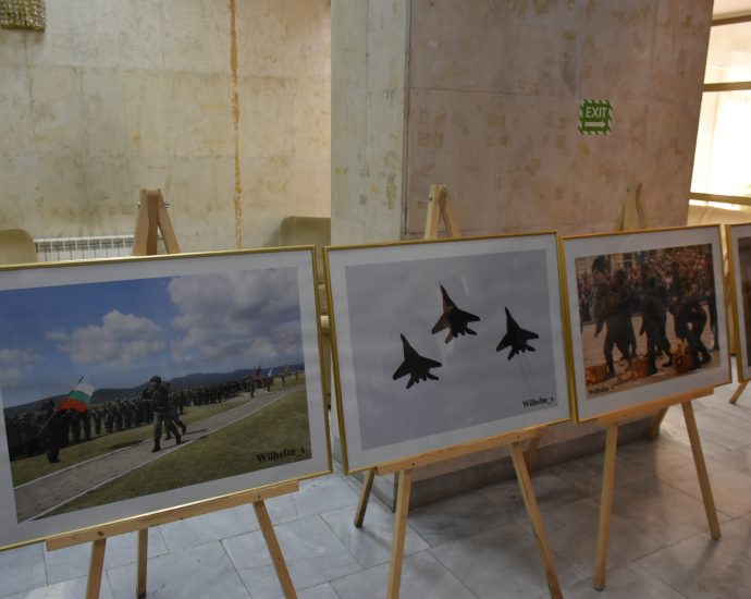 izlojba photodesant 509231 2 Изложбата „Фотодесант“ е открита във фоайето на областната администрация в Ловеч