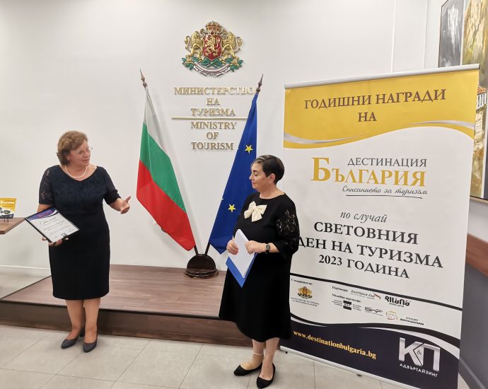 kmet nagrada 2109231 1 Кметът на Ловеч отличен с грамота за прилагане на добри практики за устойчив растеж на туризма в общината