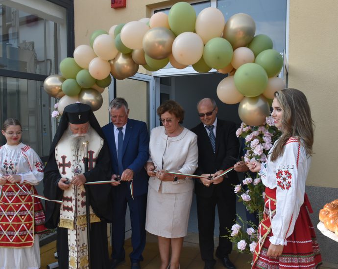parvi ucheben den 1509231 3 В първия учебен ден кметът на Община Ловеч Корнелия Маринова посети празниците на три училища в града